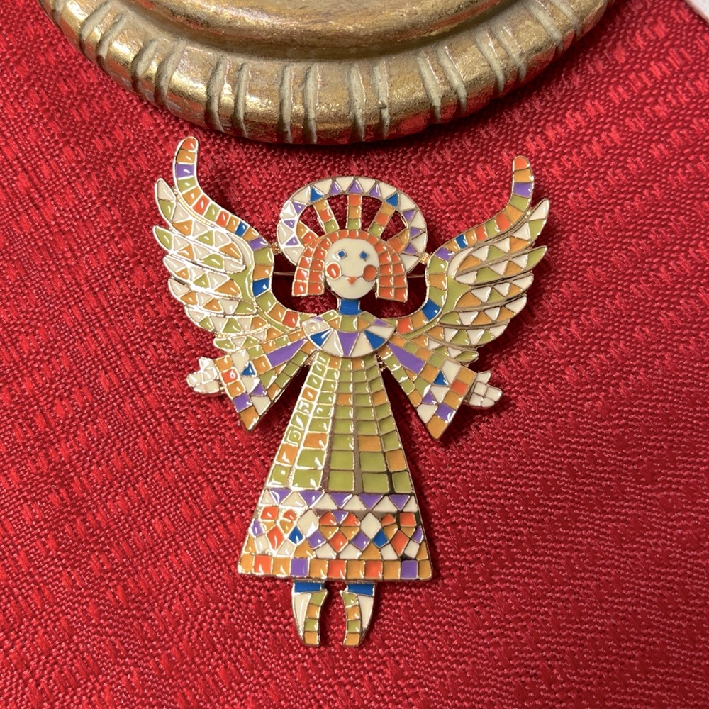Brooch-Angel,NIP, color block of enamel paint on goldtone base, cutsie! 2.5x2.25